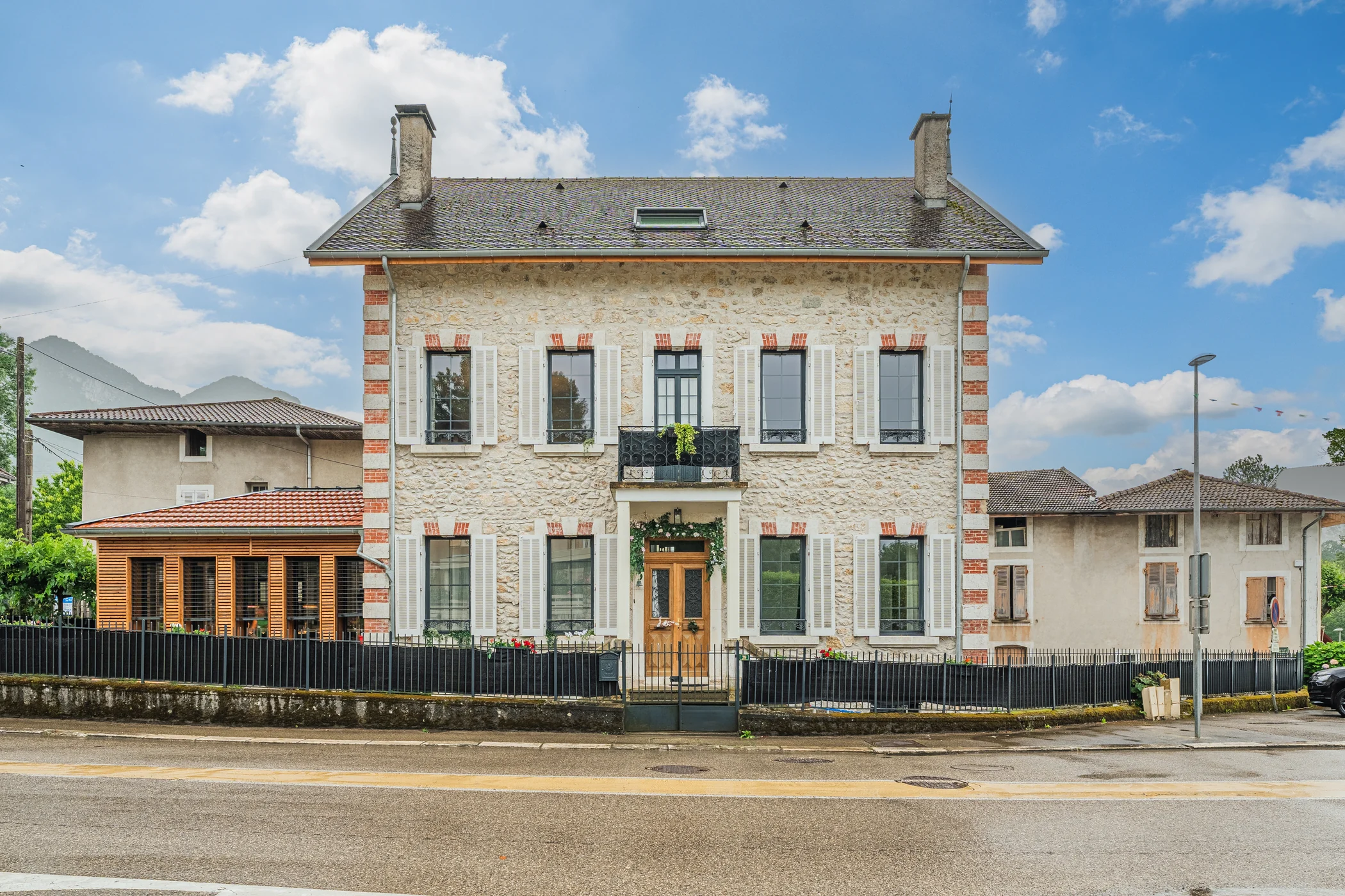 Façade en pierre de L’Écho du Vercors dans le village de Saint-Gervais