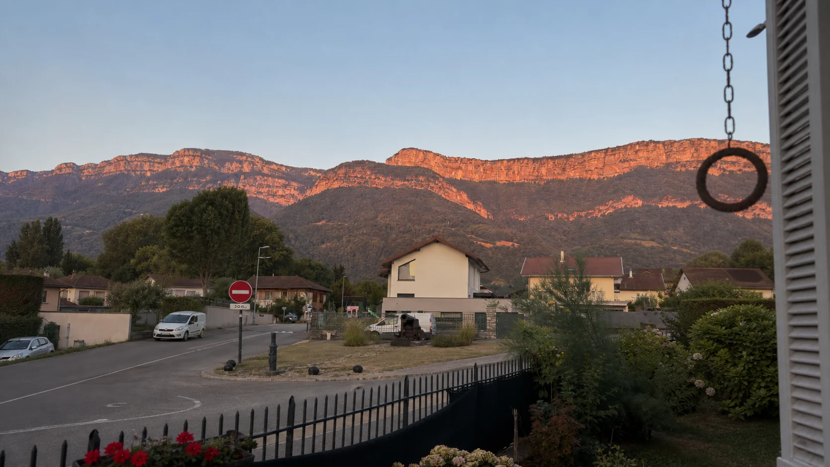 Village de Saint-Gervais face aux falaises boisées du Vercors